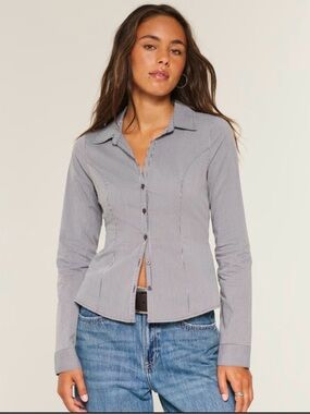 Hollister Fitted Button-Down Shirt in black and white size xs